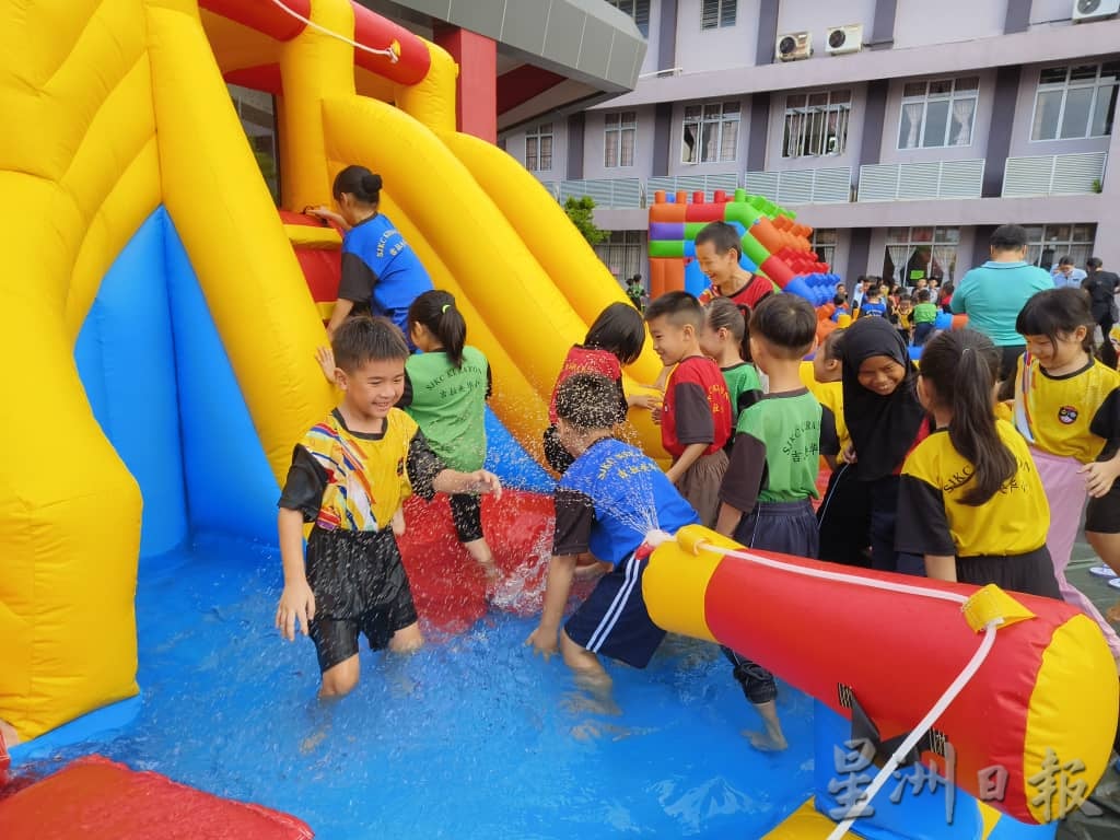 吉拉央华小庆祝儿童节学生玩充气城堡乐翻天