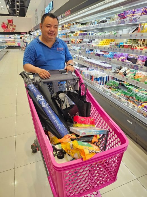 东：哥市、道北传灾情，民众纷纷采购储备粮食和应灾食品。  