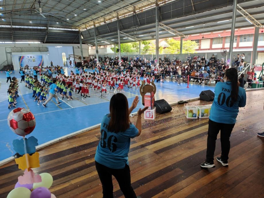 东：哥打峇鲁中正学校董事长拿督黄保俊呼吁学生家长常常到学校踊跃参与孩子的活动，同时关心孩子的学习成果。