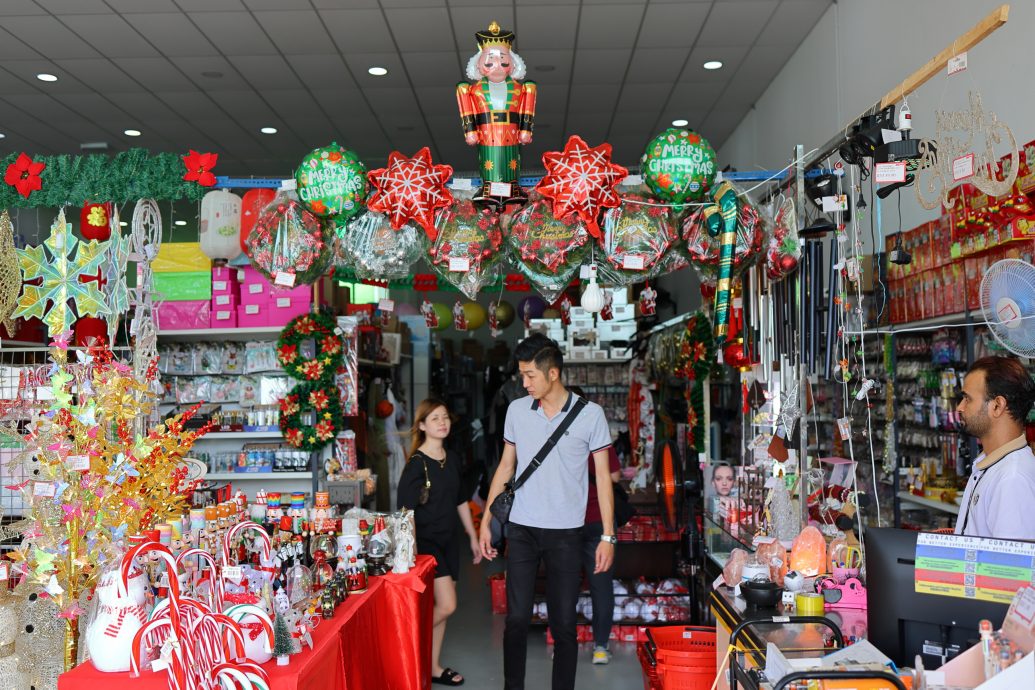 东：屠妖节与万圣节刚过，圣诞节吊饰品装置迫不及待上市开卖。