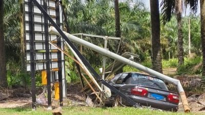 失控撞路標柱子   轎車司機傷