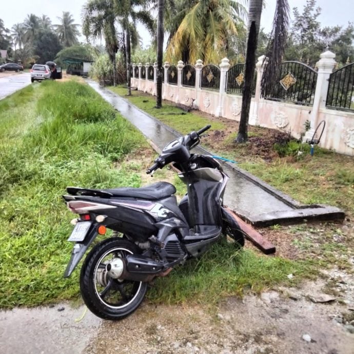 东：摩托车因失控翻覆，骑士被抛飞跌入路边积水的沟渠