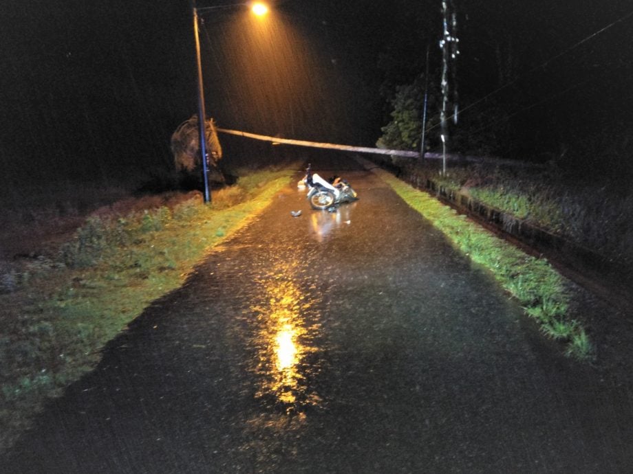 东：摩托车闪避不及撞上被暴风雨吹倒的椰树，导致骑士重伤死亡。