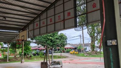 旗山雨盖篮球场   电线电插被破坏