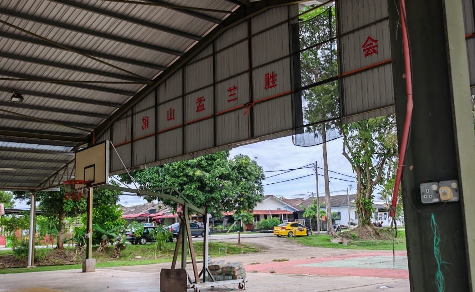 东：旗山雨盖篮球场电线电插被破坏