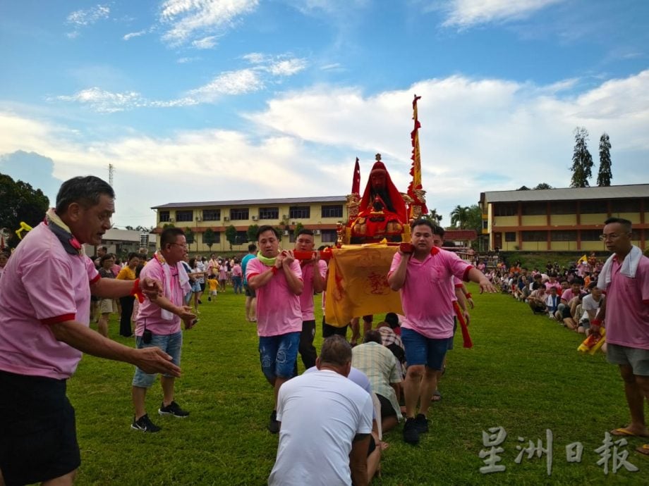 东：明加叻福安宫热闹庆祝吴公真仙千秋宝诞绕境万人空巷