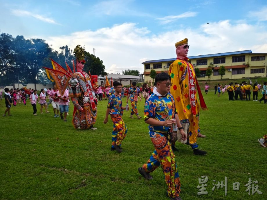 东：明加叻福安宫热闹庆祝吴公真仙千秋宝诞绕境万人空巷