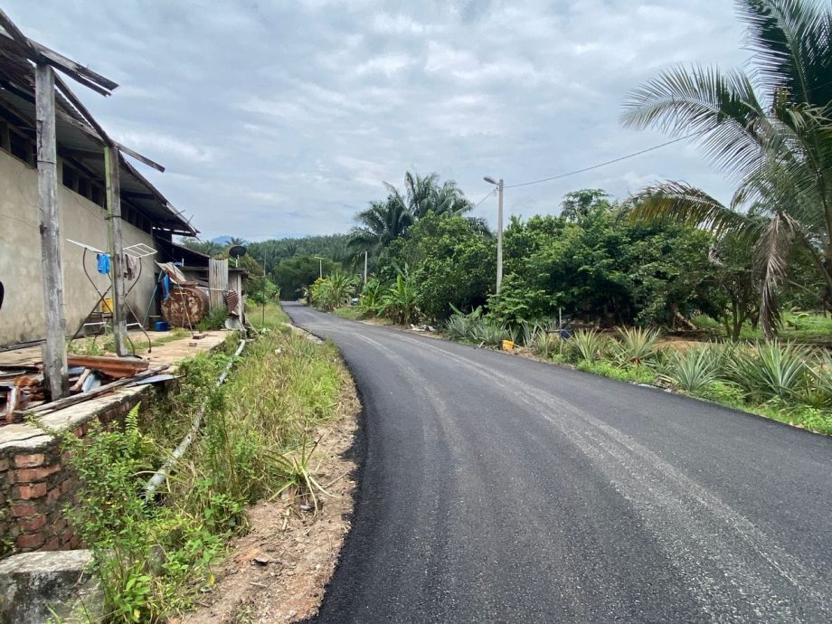 东：武吉高林新村铺路设箱涵