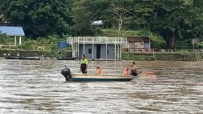 大量魚兒產卵 水災預兆？ 居民淡比靈河捕魚樂