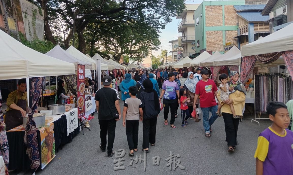 东：淡马鲁市议会主席苏里斯为青年市集主持开幕及剪彩。