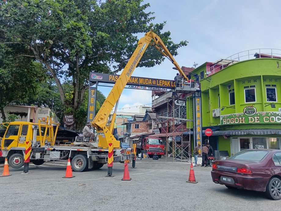 东：淡马鲁旧街拿督阿布沙玛路“青年市集”牌楼兴建工程竣工。