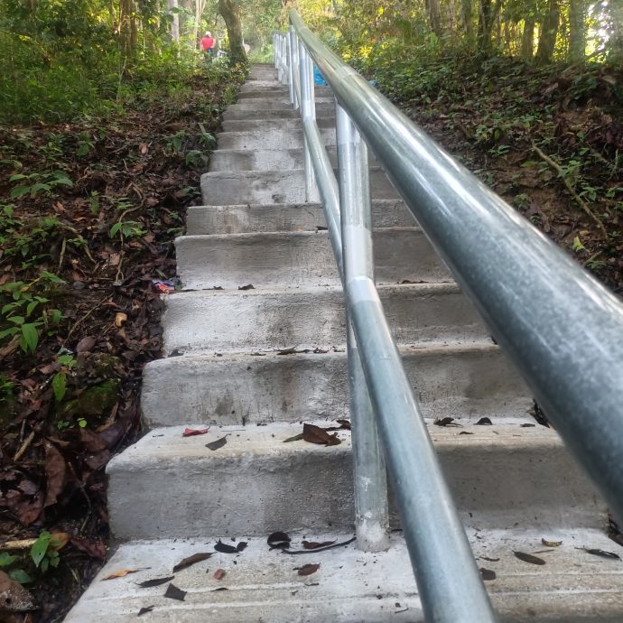 东：登山客清晨欲到林明山见证重开后的第一道日出，却遇上迟开门，只能“望门兴叹”，遗憾错失重开后的第一道日出