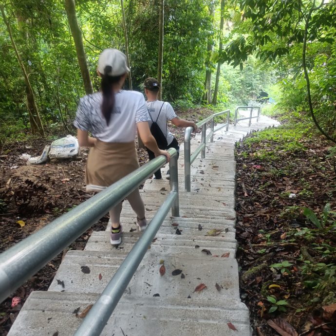 东：登山客清晨欲到林明山见证重开后的第一道日出，却遇上迟开门，只能“望门兴叹”，遗憾错失重开后的第一道日出