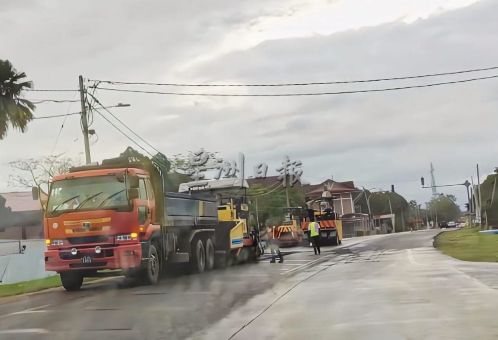 直凉中学前面路段铺路