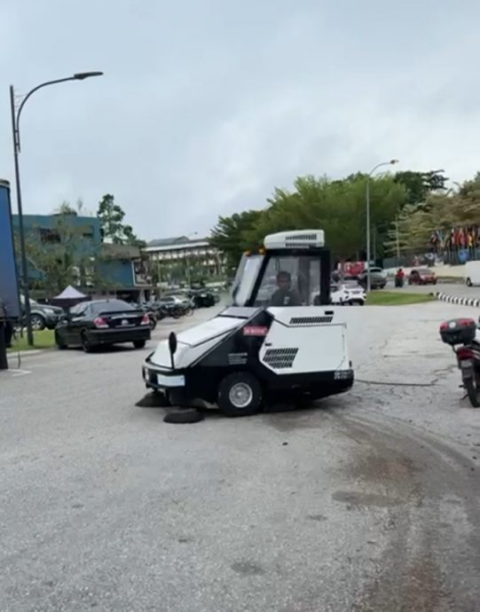 东：自动化扫地机械车一天内将文德甲市内各巷路清理干净，获得胡智云大力赞扬