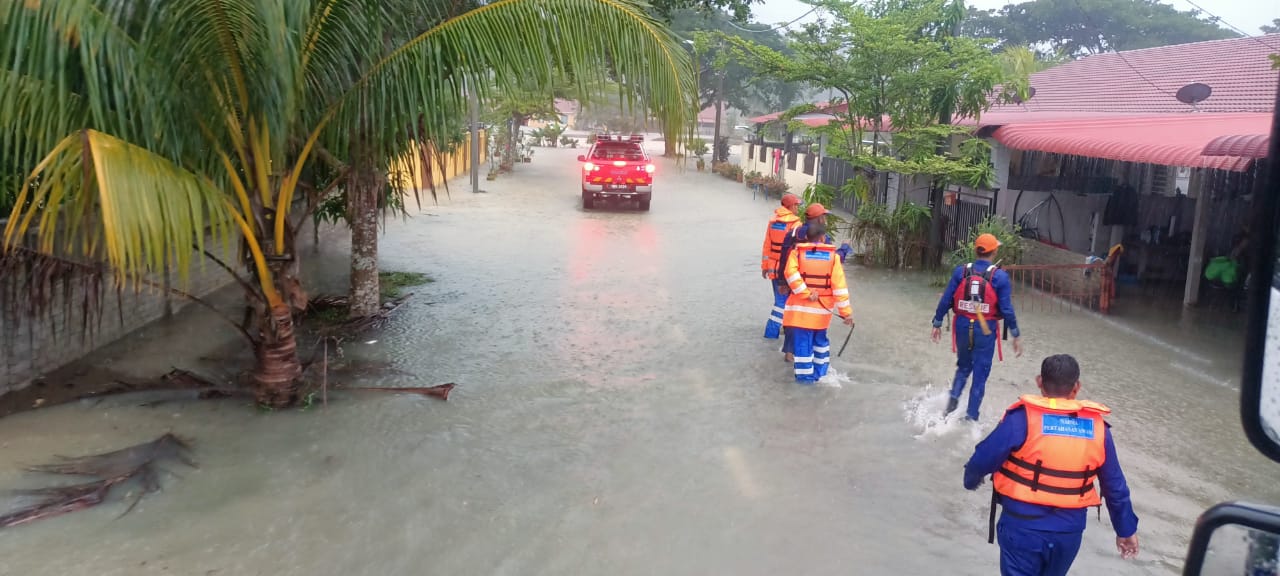 东：连绵豪雨，导致河水泛滥，甘马挽多个低洼地区因此发生水灾，当局启动1个临时疏散中心收留2户受影响的家庭。