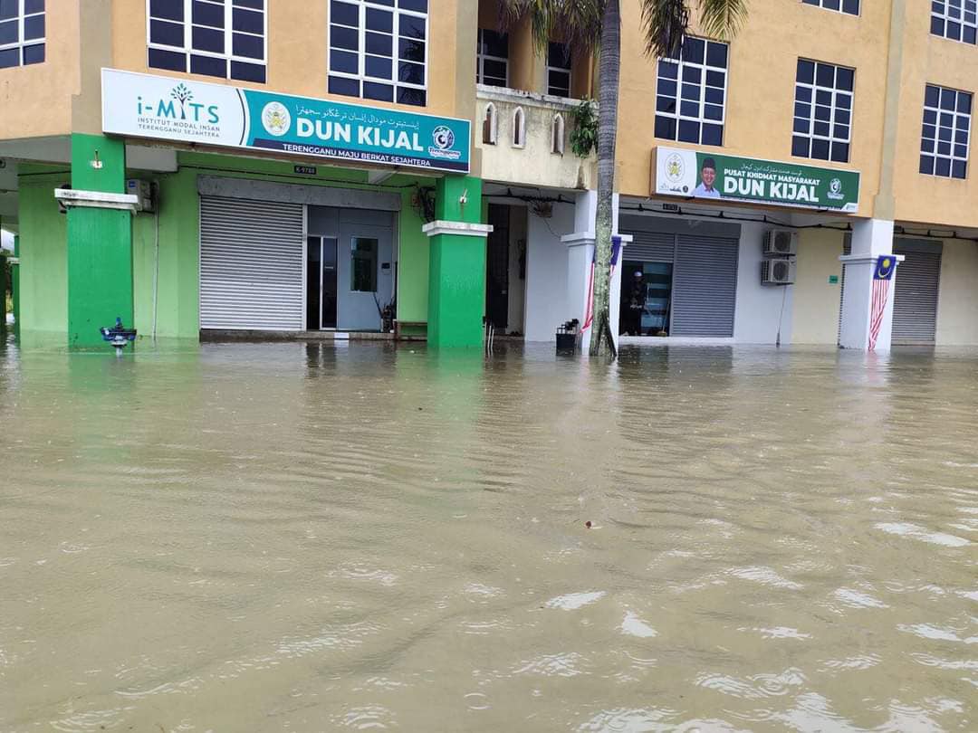 东：连绵豪雨，导致河水泛滥，甘马挽多个低洼地区因此发生水灾，当局启动1个临时疏散中心收留2户受影响的家庭。