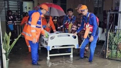 连绵豪雨致河水泛滥 甘马挽多区水灾