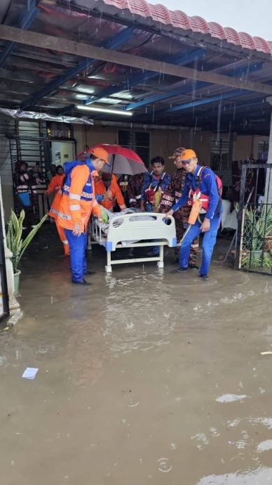 东：连绵豪雨，导致河水泛滥，甘马挽多个低洼地区因此发生水灾，当局启动1个临时疏散中心收留2户受影响的家庭。