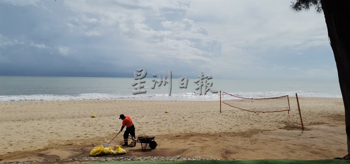 雨季来临，关丹海滩冷清清。