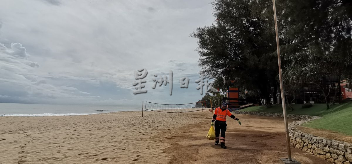 雨季来临，关丹海滩冷清清。