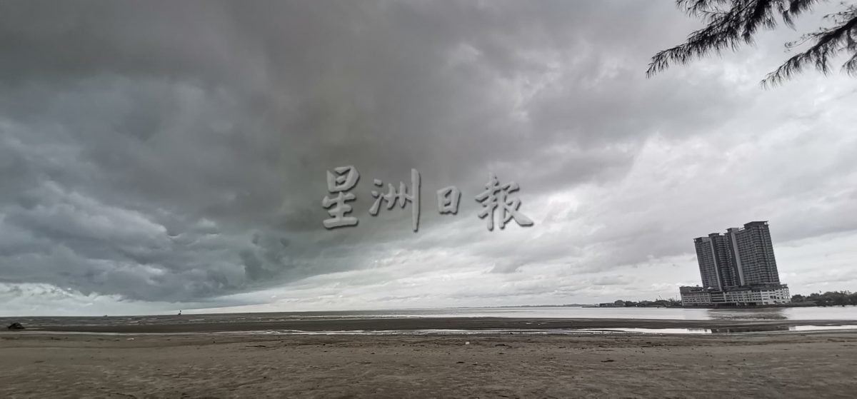 雨季来临，关丹海滩冷清清。