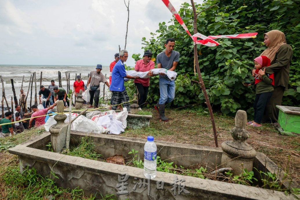 东：马来坟场被大海浪破坏5遗体被冲走