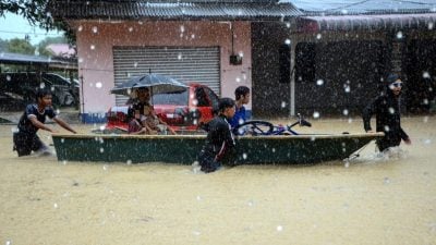 丹登列危險區 1人死   6州水災災民破3萬