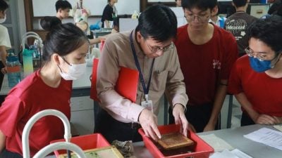 【校园报道】培养学生实践能力创新思维 科学展 体验奥妙之处