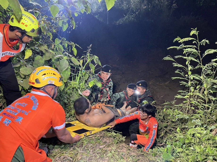 供星洲网：士兵泰缅边境巡逻惊闻尖叫 揭1名中国男子困10公尺深水井3天 