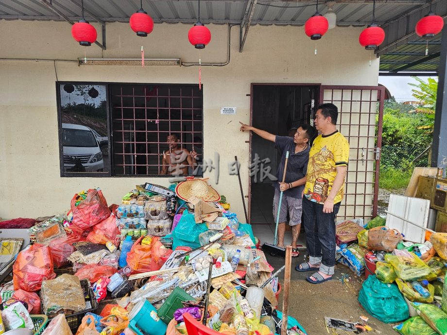 弄边麻河水位继续上升 商家关门搬货到高处