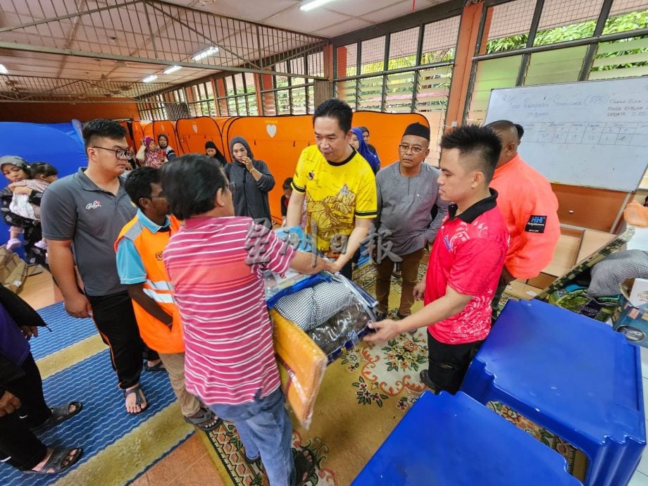 弄边麻河水位继续上升 商家关门搬货到高处