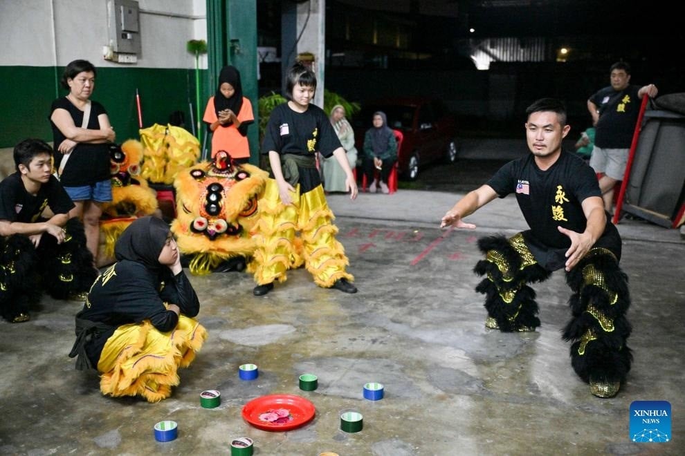 **全国综合**全国：非华裔舞狮展和谐，中国媒体深受吸引