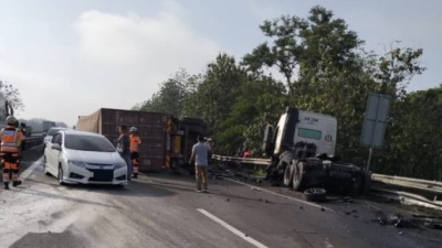 大道牽引車疑失衡跌落 又有集裝箱壓死人