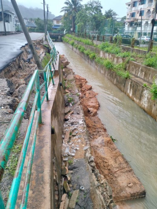 关丹士基劳24巷防洪水道旁发生路陷。