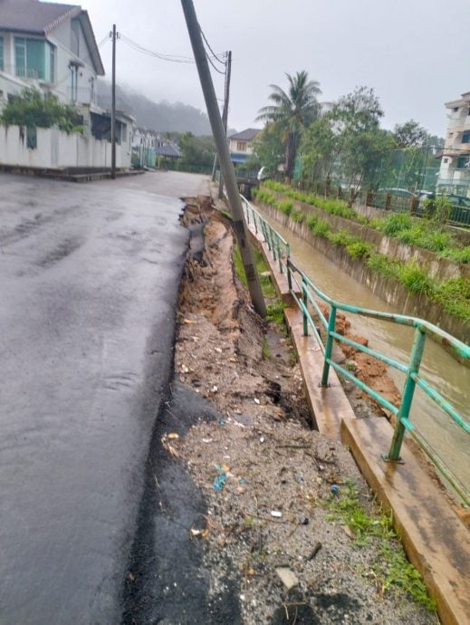 关丹士基劳24巷防洪水道旁发生路陷。