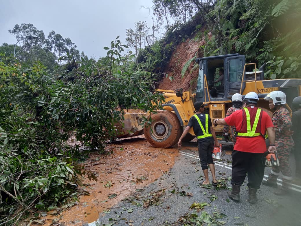 冷力往丹那拉打土崩路段  已清理完毕开放通车