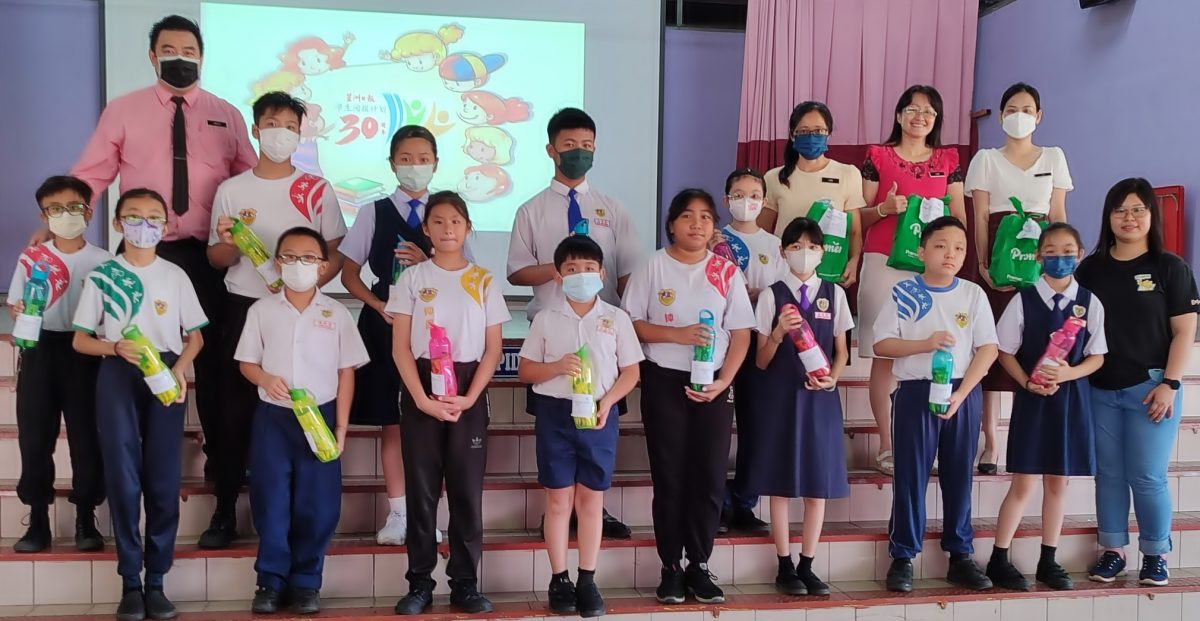 列车开到钟民和侨民小学 从小培养学生阅报习惯