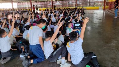 列车开到钟民和侨民小学 从小培养学生阅报习惯