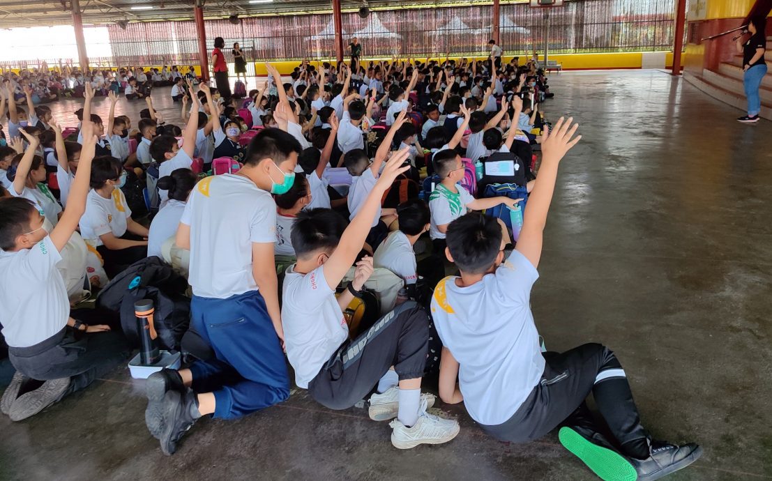 列车开到钟民和侨民小学 从小培养学生阅报习惯