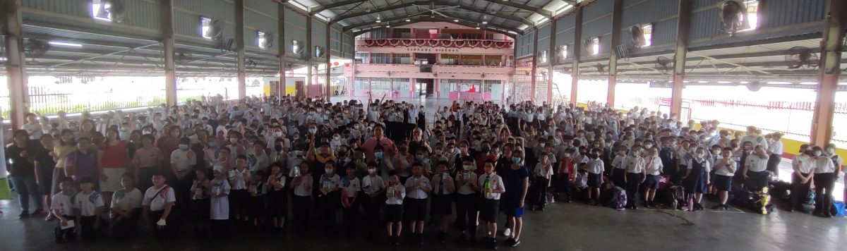 列车开到钟民和侨民小学 从小培养学生阅报习惯