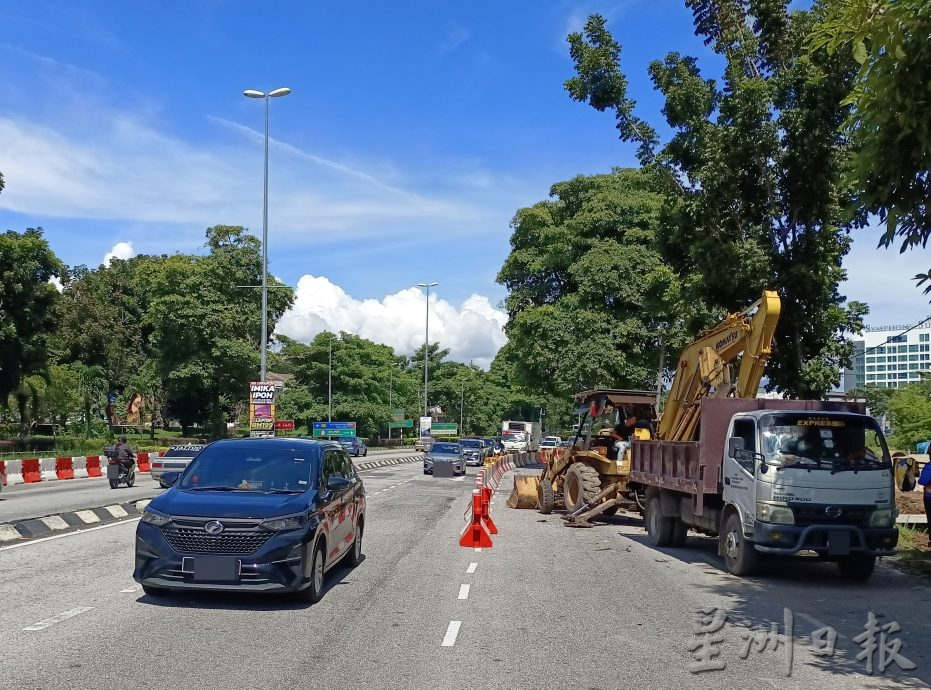 务边路南下方向 封左车道松俊路口供治水