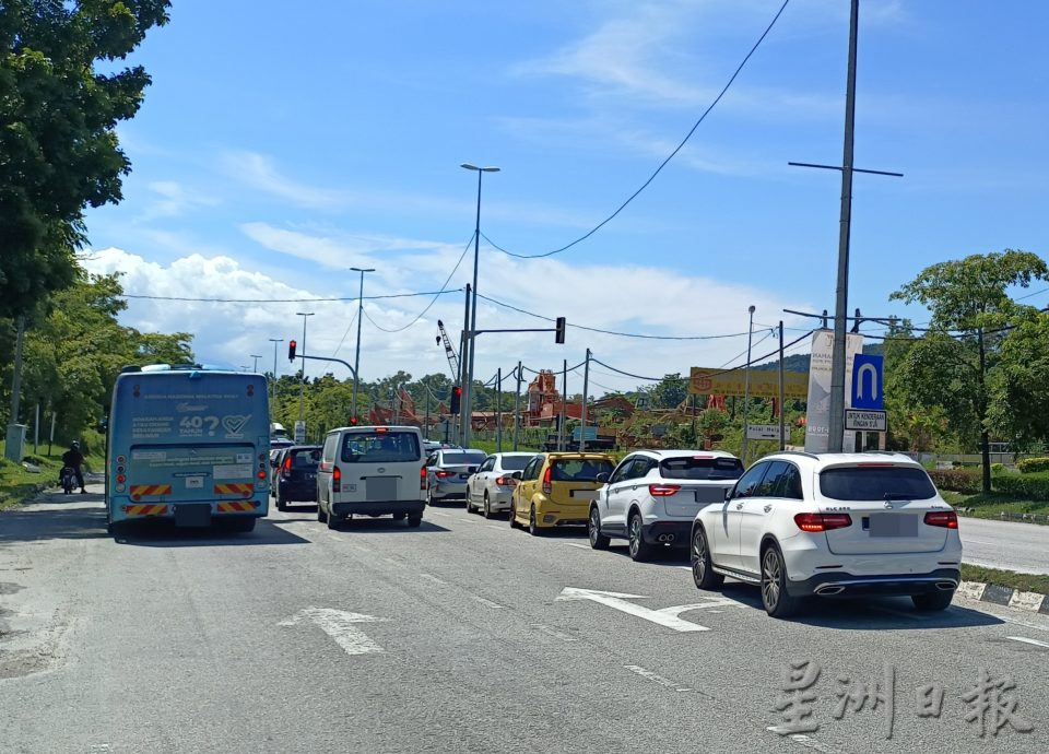 务边路南下方向 封左车道松俊路口供治水