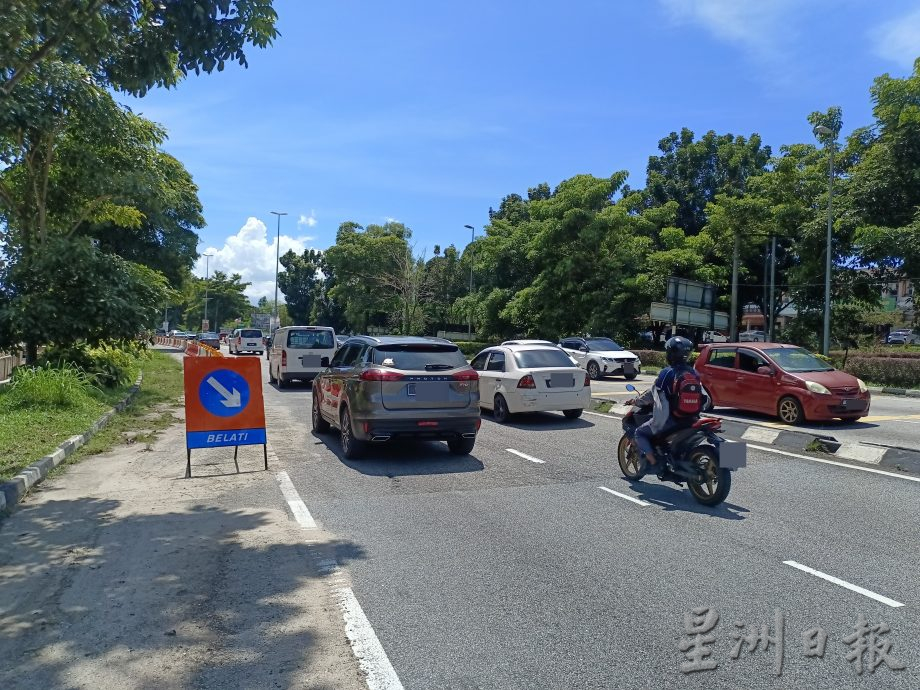 务边路南下方向 封左车道松俊路口供治水