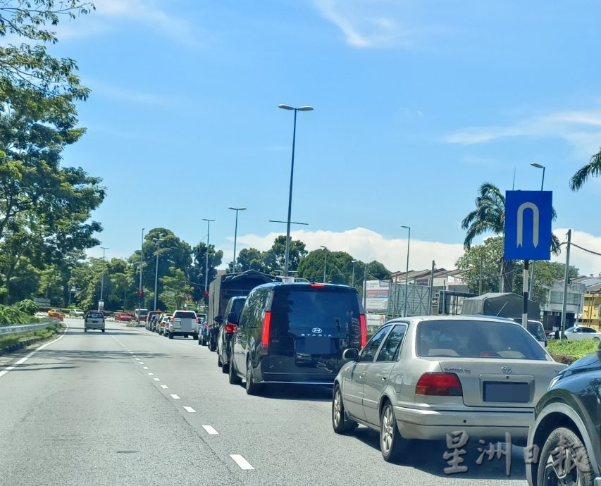 务边路南下方向 封左车道松俊路口供治水