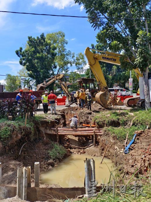 务边路南下方向 封左车道松俊路口供治水