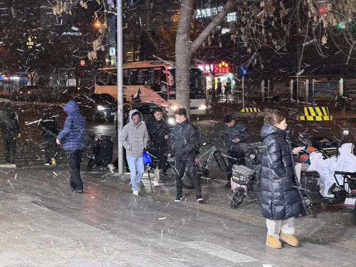 北京下雪了 城区部分地区迎来今冬首场降雪