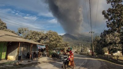 印尼东部火山再喷发  居民紧急疏散