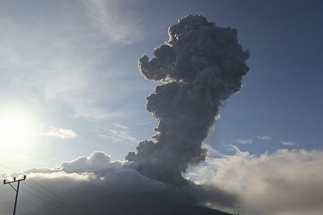 印尼东部火山再次喷发 灰云直冲8000公尺高空