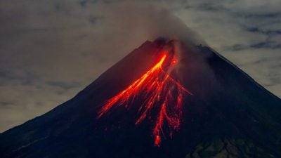 印尼东部火山喷发致10死53伤  四座机场受影响